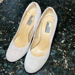 Block heel cream pump from Anthropologie (size 7)